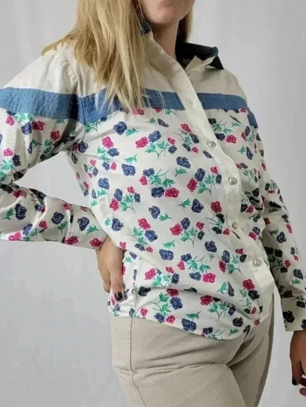 Vintage Wrangler Women's Top in White with Blue Trim and Pink Patch